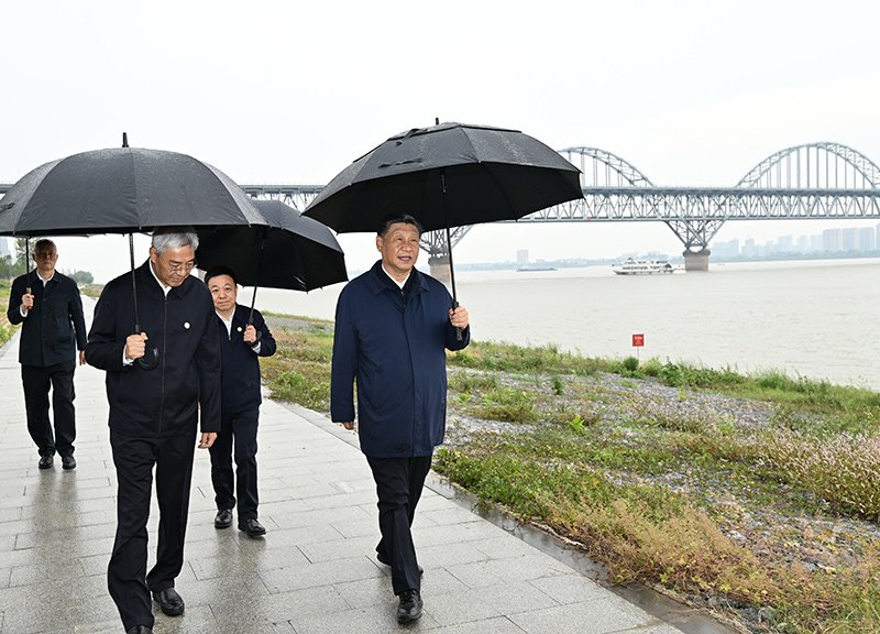 2023年10月10日至13日，中共中央總書記、國家主席、中央軍委主席習(xí)近平在江西考察。這是10日下午，習(xí)近平在長江國家文化公園九江城區(qū)段考察時，冒雨沿江堤步行察看沿岸風(fēng)貌。新華社記者 謝環(huán)馳 攝