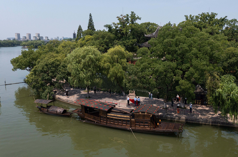 2022年7月27日，南湖紅船?？吭谡憬〖闻d市南湖旅游區(qū)的湖心島旁。