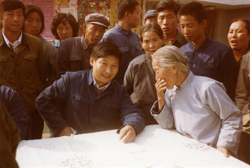 1983年，時任河北正定縣委書記的習近平（前排居中），臨時在大街上擺桌子聽取老百姓意見。