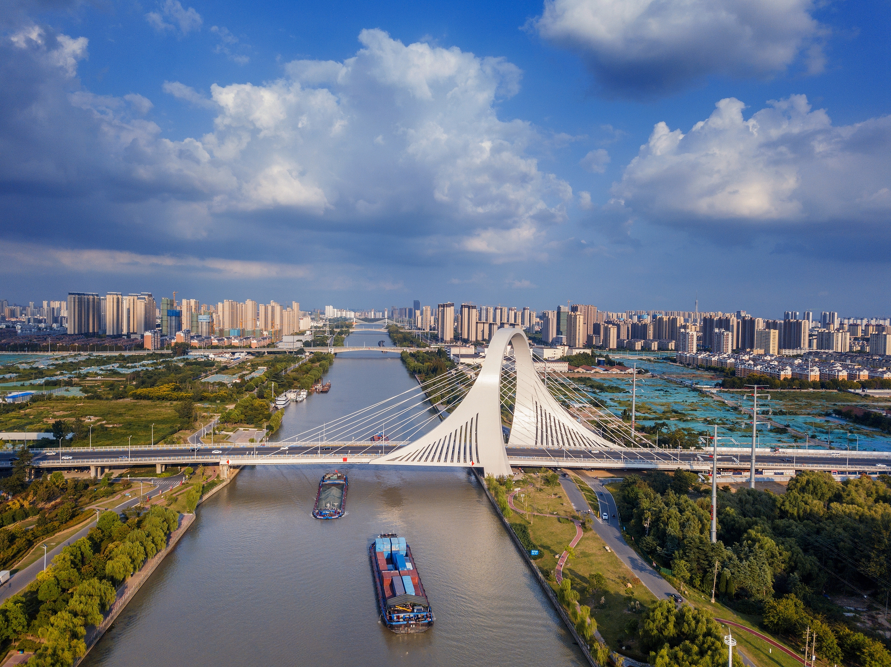 2022年9月12日，幾艘船舶行駛在江蘇淮安運河大橋附近。