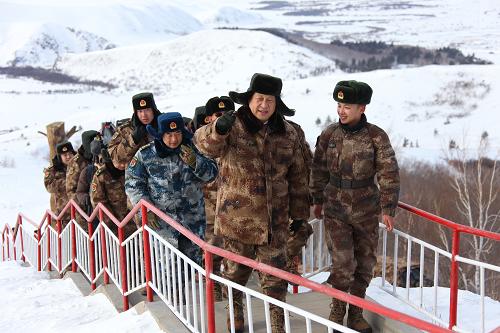  2014年1月26日上午，習(xí)近平來(lái)到內(nèi)蒙古邊防某團(tuán)三角山哨所，看望正在執(zhí)勤的戰(zhàn)士。新華社記者 李剛 攝