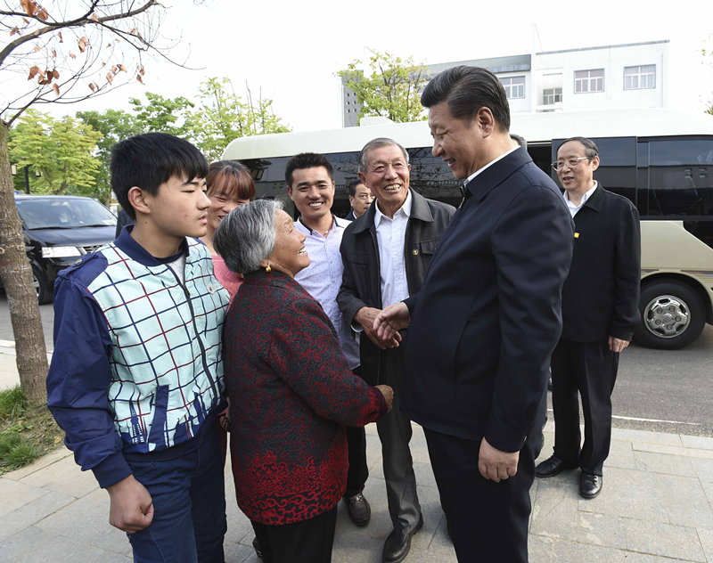 2016年4月25日，習(xí)近平在安徽省滁州市鳳陽縣小崗村看望當(dāng)年大包干帶頭人嚴(yán)金昌（右三）一家。