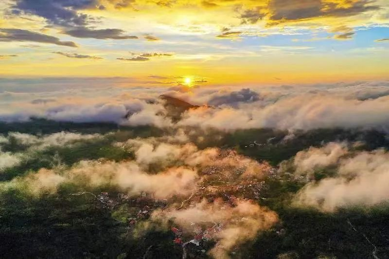 圖為云霧繚繞的軍營(yíng)村，群山盡翠，紅瓦掩映。廈門(mén)市委宣傳部供圖