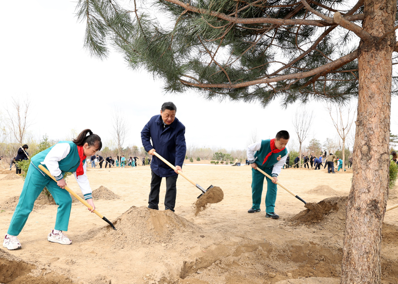 2022年3月，習(xí)近平總書(shū)記來(lái)到北京市大興區(qū)黃村鎮(zhèn)參加首都義務(wù)植樹(shù)活動(dòng)，同大家一起植樹(shù)。新華社記者 黃敬文 攝