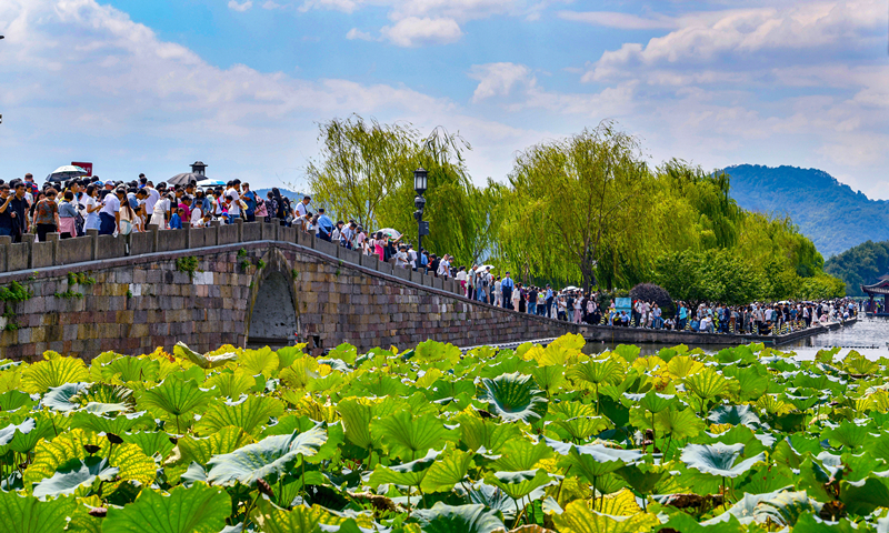 2024年10月4日，杭州西湖景區(qū)迎來(lái)國(guó)慶假期旅游高峰。