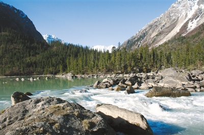 然烏湖美景。圖片由昌都市委宣傳部提供.jpg