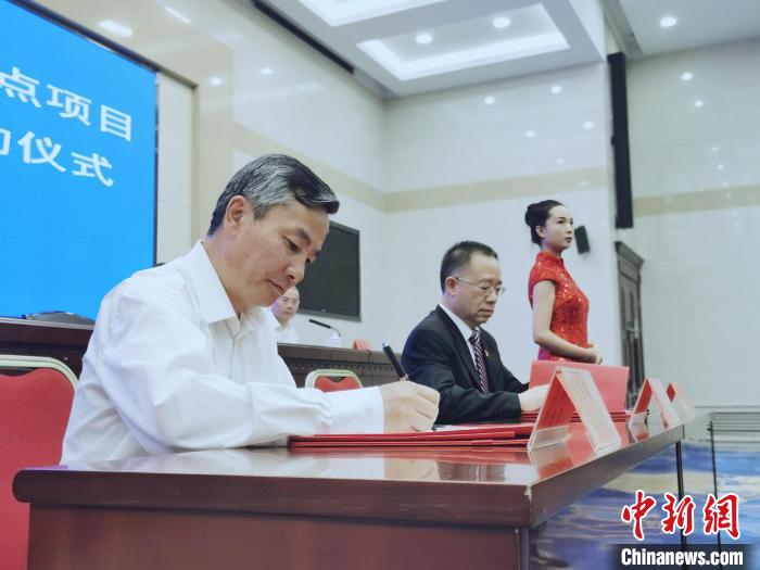 圖為青海省副省長(zhǎng)匡湧(左)簽訂合作共建區(qū)域醫(yī)療中心框架協(xié)議?！?zhí)砀?攝
