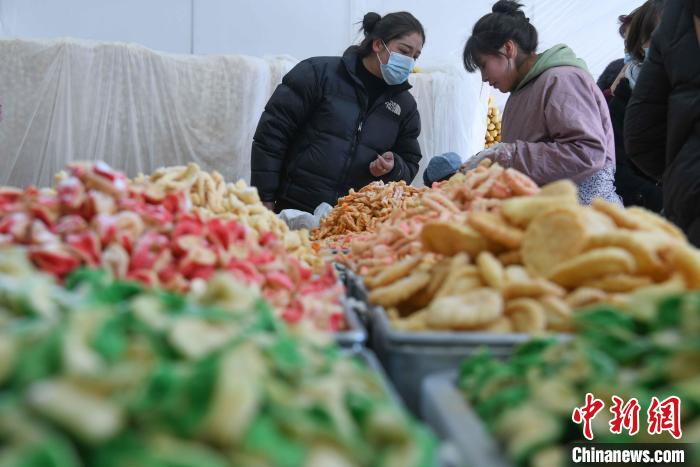 圖為拉薩市民選購(gòu)年貨“卡塞”?！∝暩聛?lái)松 攝