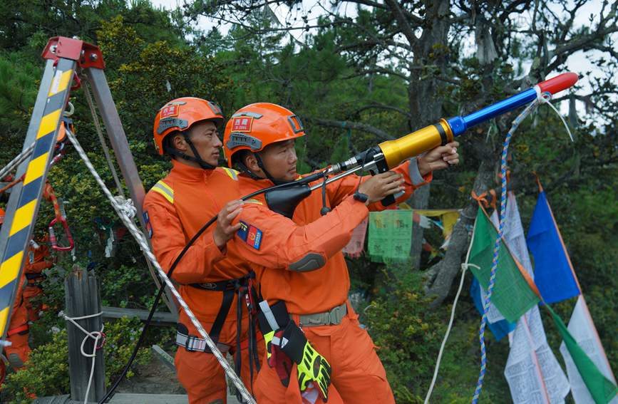 發(fā)射拋投器 。西繞拉翁攝