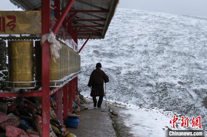 孜珠寺與雪山風光?！〗w波 攝