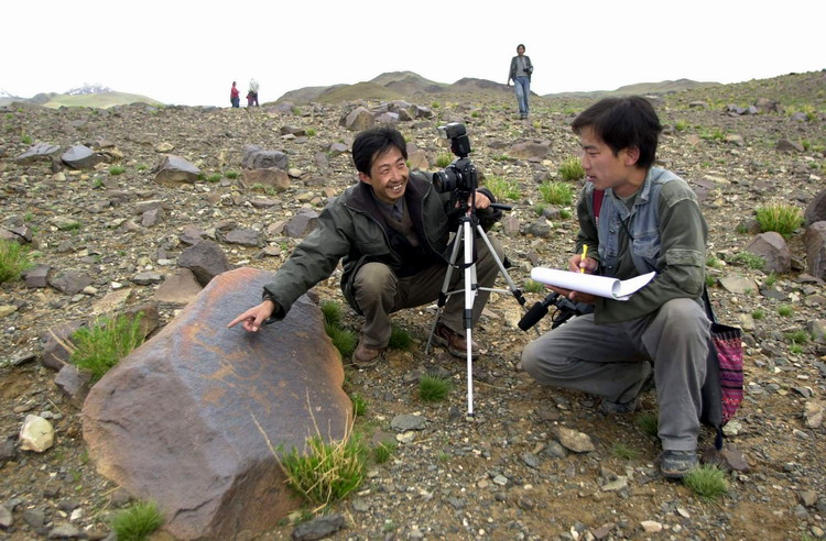 這是科考人員在考察加林山巖畫。（唐召明2001年攝）.jpg