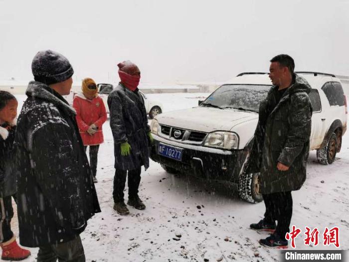 圖為扎西鬧吾(右一)與當?shù)啬翍艚徽?。郵儲銀行青海省分行供圖