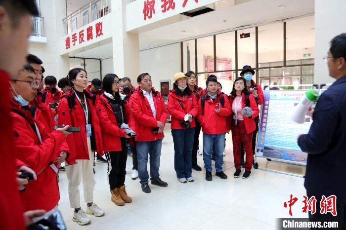 圖為中外媒體采訪三江源國(guó)家公園瀾滄江源園區(qū)生態(tài)保護(hù)成效?！?zhí)砀?攝