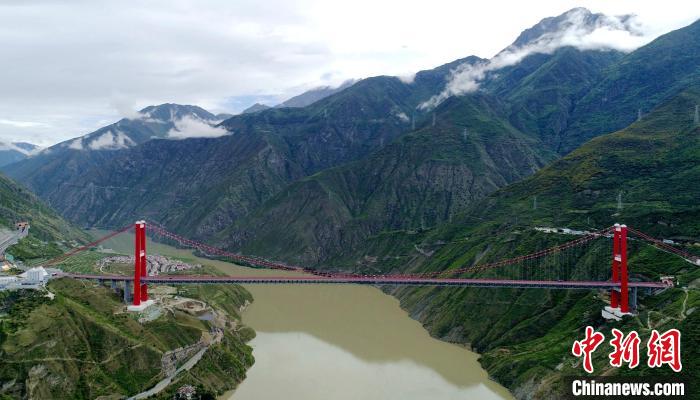 圖為雅康高速瀘定大渡河大橋?！⒅铱?攝