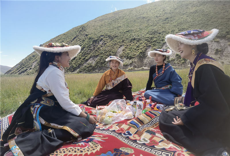 拉姆和她的朋友們在砂場修復(fù)點(diǎn)耍壩子。甘孜州石渠生態(tài)環(huán)境局供圖