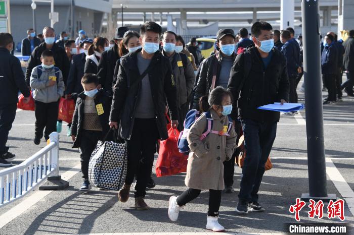 圖為搬遷民眾剛出火車站。　丁凱 攝