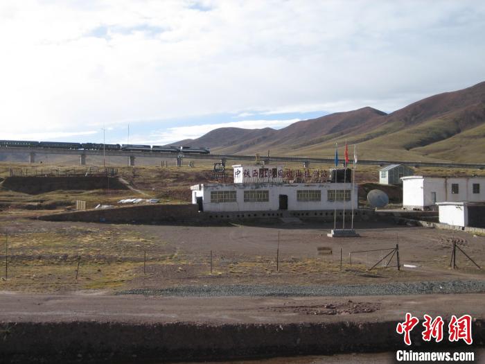 圖為青藏鐵路通車后列車經過中鐵西北院風火山觀測站。(資料圖) 中鐵西北科學研究院供圖