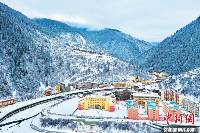 壤塘的雪后美景?！∪捞量h融媒體中心供圖