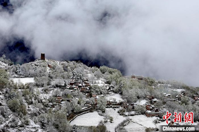 雪后的藏寨和碉樓構成美麗的雪景。　降初澤郎 攝