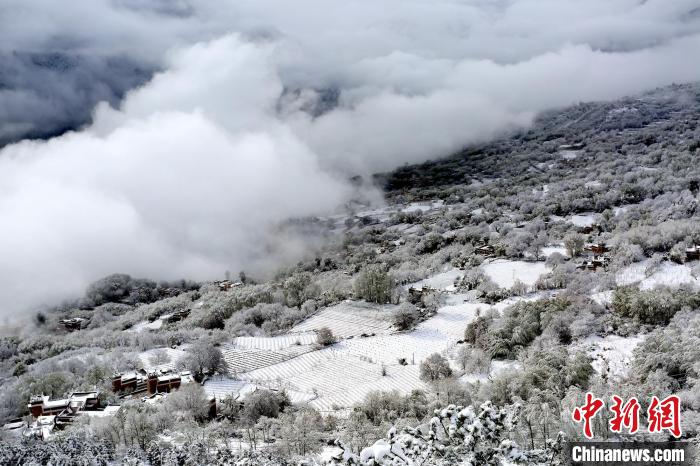 雪后的丹巴半山云霧繚繞。　李永安 攝