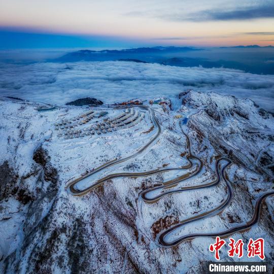 雪后的牛背山山頂和崎嶇的公路?！±顒P 攝