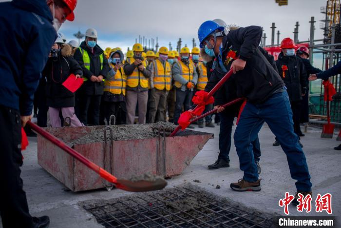 青藏鐵路西格段提質(zhì)項(xiàng)目德令哈站主體結(jié)構(gòu)封頂