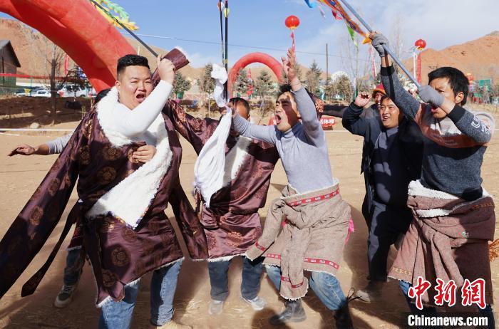 圖為藏族民眾跺腳歡呼慶祝弓箭手射中靶心?！●R銘言 攝