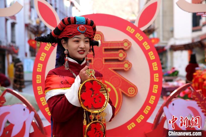 身著嘉絨藏族服飾的丹巴女孩送祝福?！〖o 攝