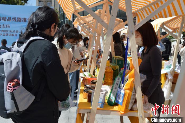 活動現場高校師生選購理塘農特產品?！≈炝杞?攝