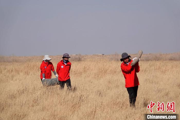 格爾木濕地站建設(shè)過程中，第二次青藏科考中科院空天院分隊(duì)隊(duì)員化身搬運(yùn)工，在高原上開展體力勞動(dòng)?！?lt;a target='_blank' href='/'><p  align=