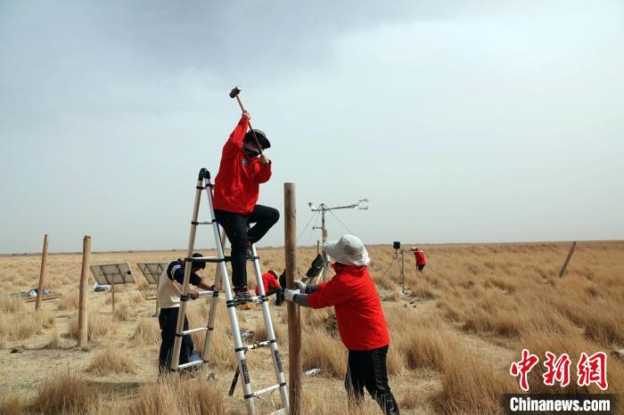 格爾木濕地站建設(shè)過程中，第二次青藏科考中科院空天院分隊(duì)隊(duì)員揮錘安裝防護(hù)欄?！?lt;a target='_blank' href='/'><p  align=