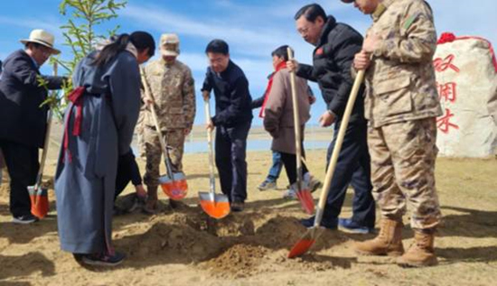 保護(hù)黃河干支流域生態(tài)，軍地共建“雙擁林”防護(hù)帶。四川省退役軍人事務(wù)廳供圖