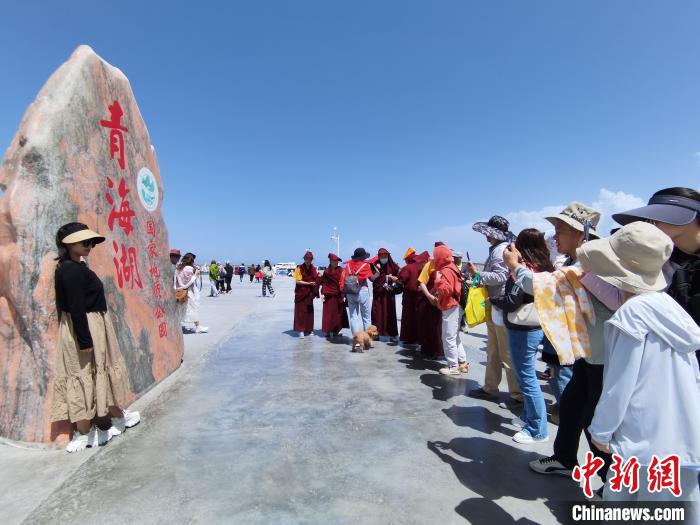 圖為航拍青海湖美景引游客拍照打卡。　祁增蓓 攝