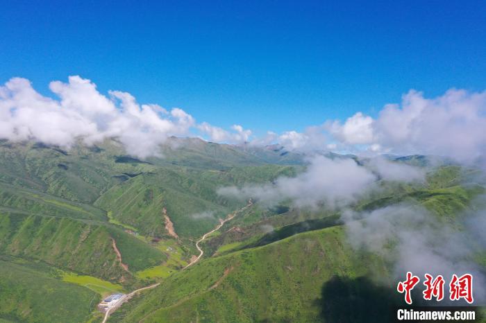 航拍青海果洛班瑪縣山間云霧繚繞