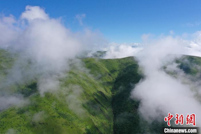 航拍賽來塘鎮(zhèn)山間云霧繚繞?！●R銘言 攝