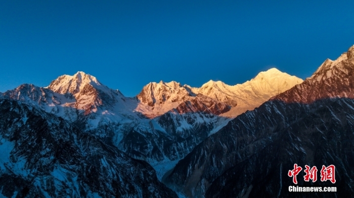 圖為2月1日，清晨陽光照在貢嘎雪山上，出現(xiàn)“日照金山”景觀。(無人機照片)<a target='_blank' href='/'><p  align=