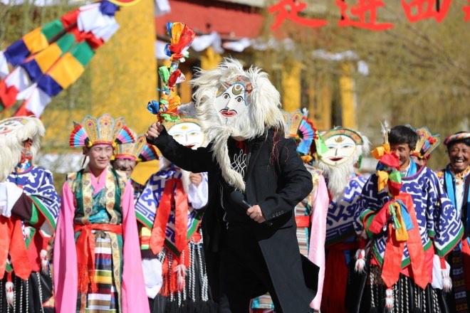 60歲的老奶奶，不會(huì)漢語(yǔ)，卻能唱京??！一曲《北京的金山上》瞬間捕獲了觀眾的心。