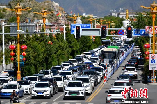 西藏機(jī)動車超57萬輛拉薩兩人即擁有一輛汽車