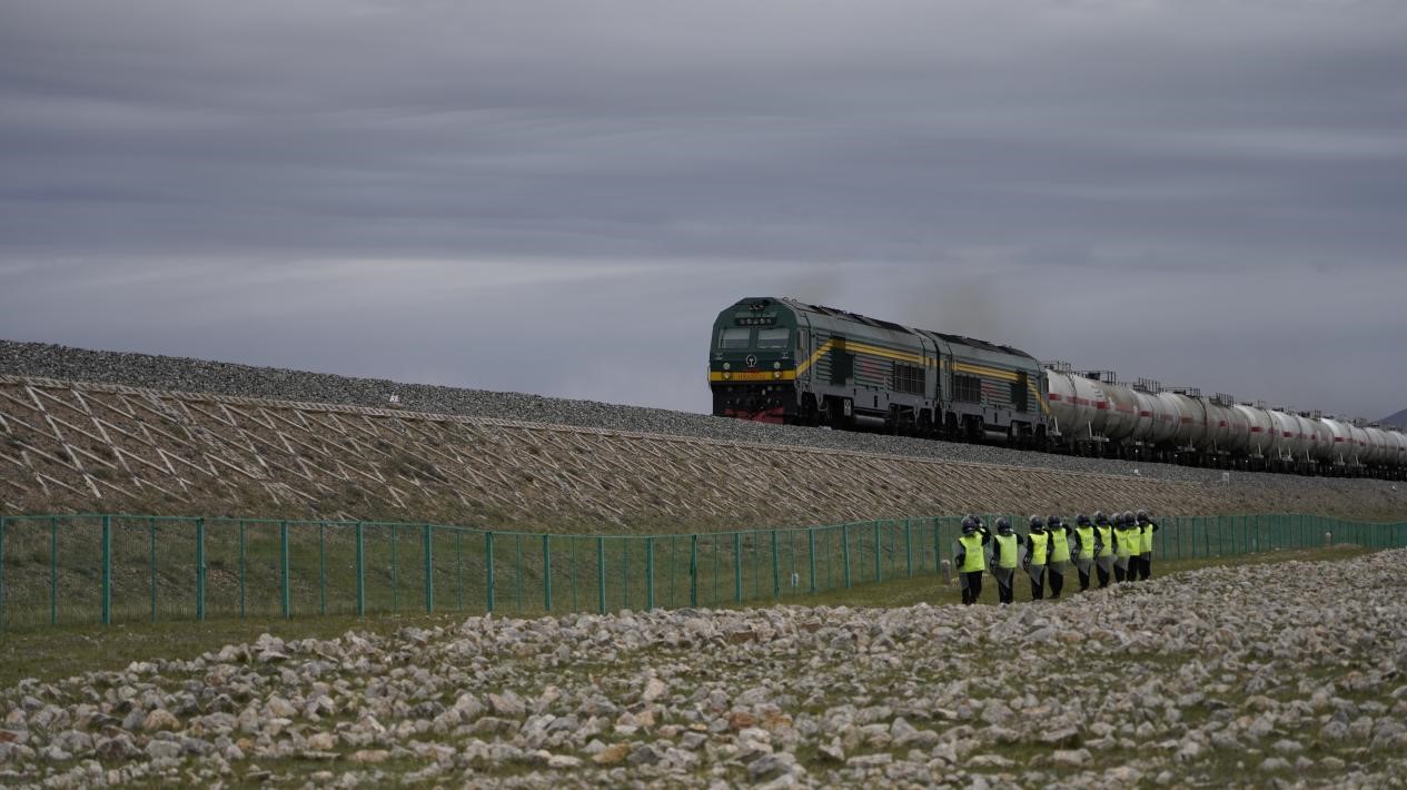 乘坐火車飛馳在青藏鐵路，每隔一兩公里便能看到窗外的護路隊員。看到火車駛過，他們都要面向列車敬禮，如同一尊莊嚴雕塑般定格在乘客心里。人民網(wǎng) 陳博文 攝