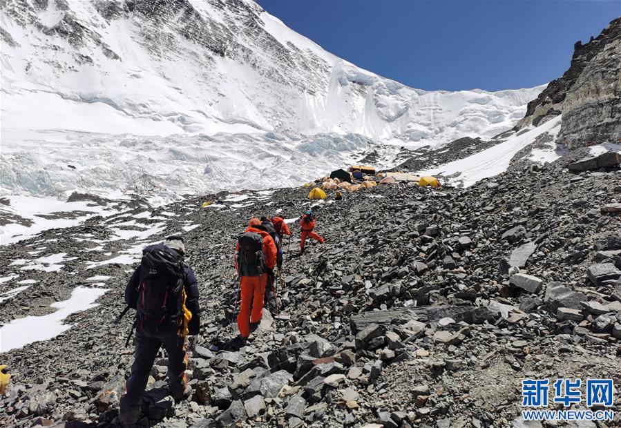 （2020珠峰高程測(cè)量）（5）2020珠峰高程測(cè)量登山隊(duì)抵達(dá)海拔6500米的前進(jìn)營(yíng)地