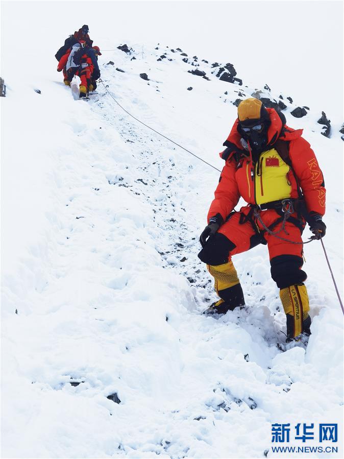 （2020珠峰高程測量）（3）珠峰高程測量登山隊(duì)撤回前進(jìn)營地 登頂日期將再調(diào)整