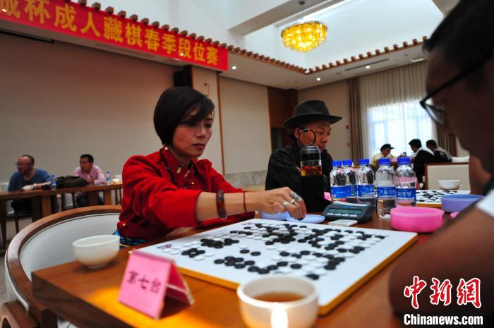 圖為參賽女選手在比賽中。　張偉 攝