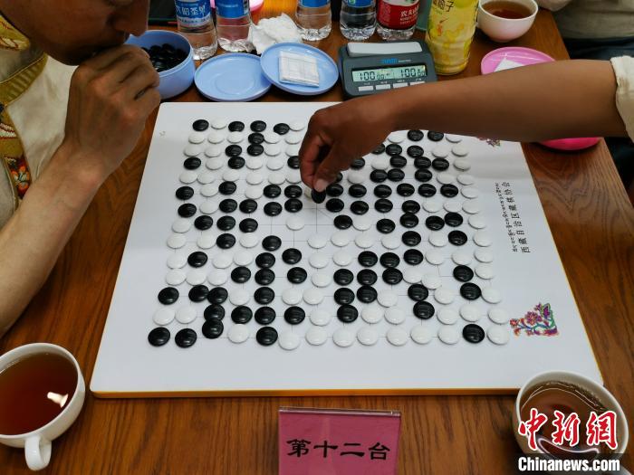 圖為藏棋(久棋)比賽瞬間。　張偉 攝