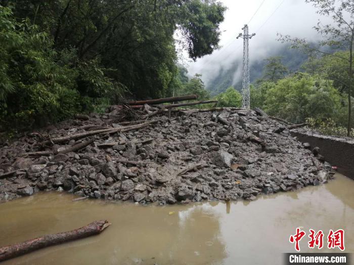 圖為7月21日，G318線川藏公路林芝巴宜區(qū)至波密縣路段因自然災害中斷。林芝市巴宜區(qū)公安局 供圖