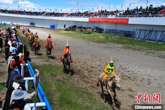 圖為少年騎手騎乘沒有馬鞍的賽馬，靠雙腳夾住馬馳騁在跑道上?！垈?攝