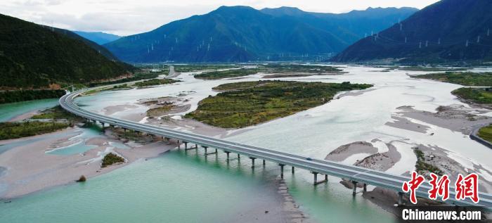 圖為西藏境內(nèi)的高等級公路?！∥鞑刈灾螀^(qū)交通廳供圖 攝