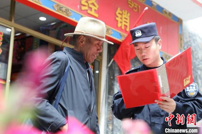 圖為民警在邊境村莊宣傳邊境政策法規(guī)?！問|出入境邊防檢查站供圖 攝