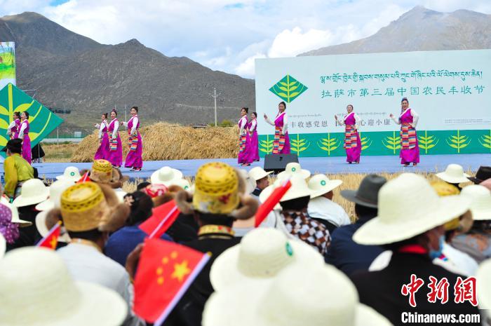 圖為農(nóng)牧民在欣賞文藝表演。　張偉 攝