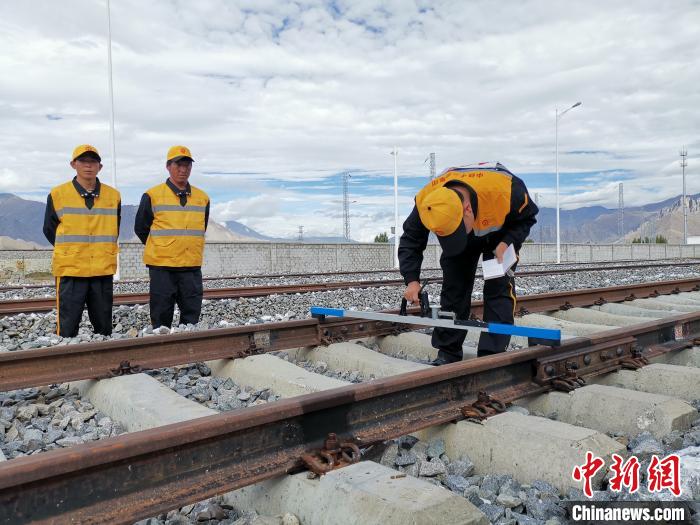 圖為參賽選手在比賽項目中用軌距尺測量鋼軌距離。　趙延 攝