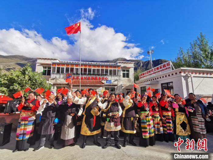 圖為林芝朗縣洞嘎鎮(zhèn)扎西塘村村民表達(dá)對(duì)祖國(guó)的祝福。　林芝市委宣傳部 供圖